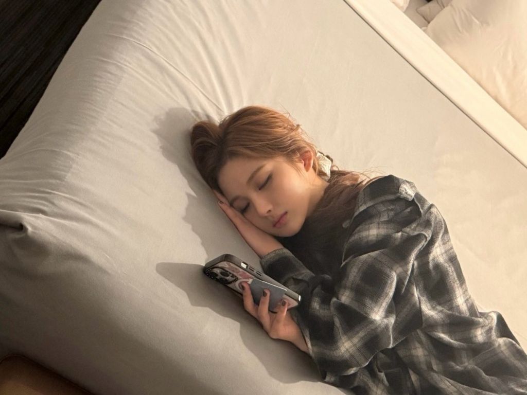  휴대폰 손에 쥐고있다가 잠든 설윤2
