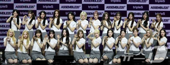  오늘자 단체 교복 입고 쇼케이스 하는 트리플에스