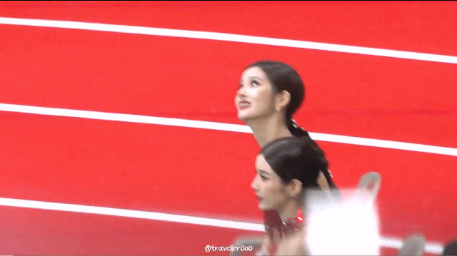  목이 진짜 긴편인 엔믹스 설윤 .jpgif1