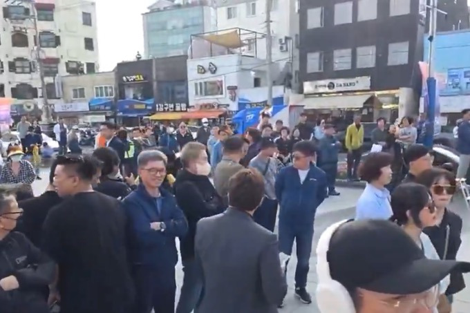  이재명 연설하는 데 와서 행패 부리다 격리되는 2찍
