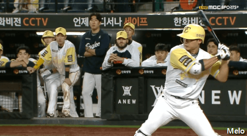 최인호 9회 투아웃 동점 투런에 칰린이 리액션 ㅋㅋㅋ.gif | 인스티즈