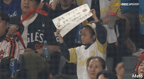  최인호 9회 투아웃 동점 투런에 칰린이 리액션 ㅋㅋㅋ.gif