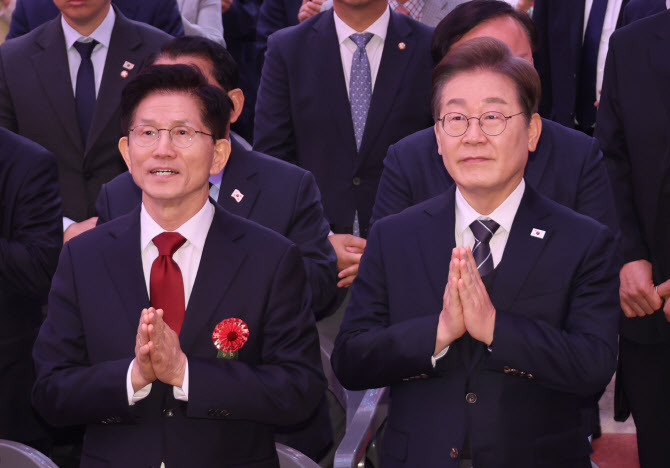  완전 반대되는 공약을 발표한 두 후보