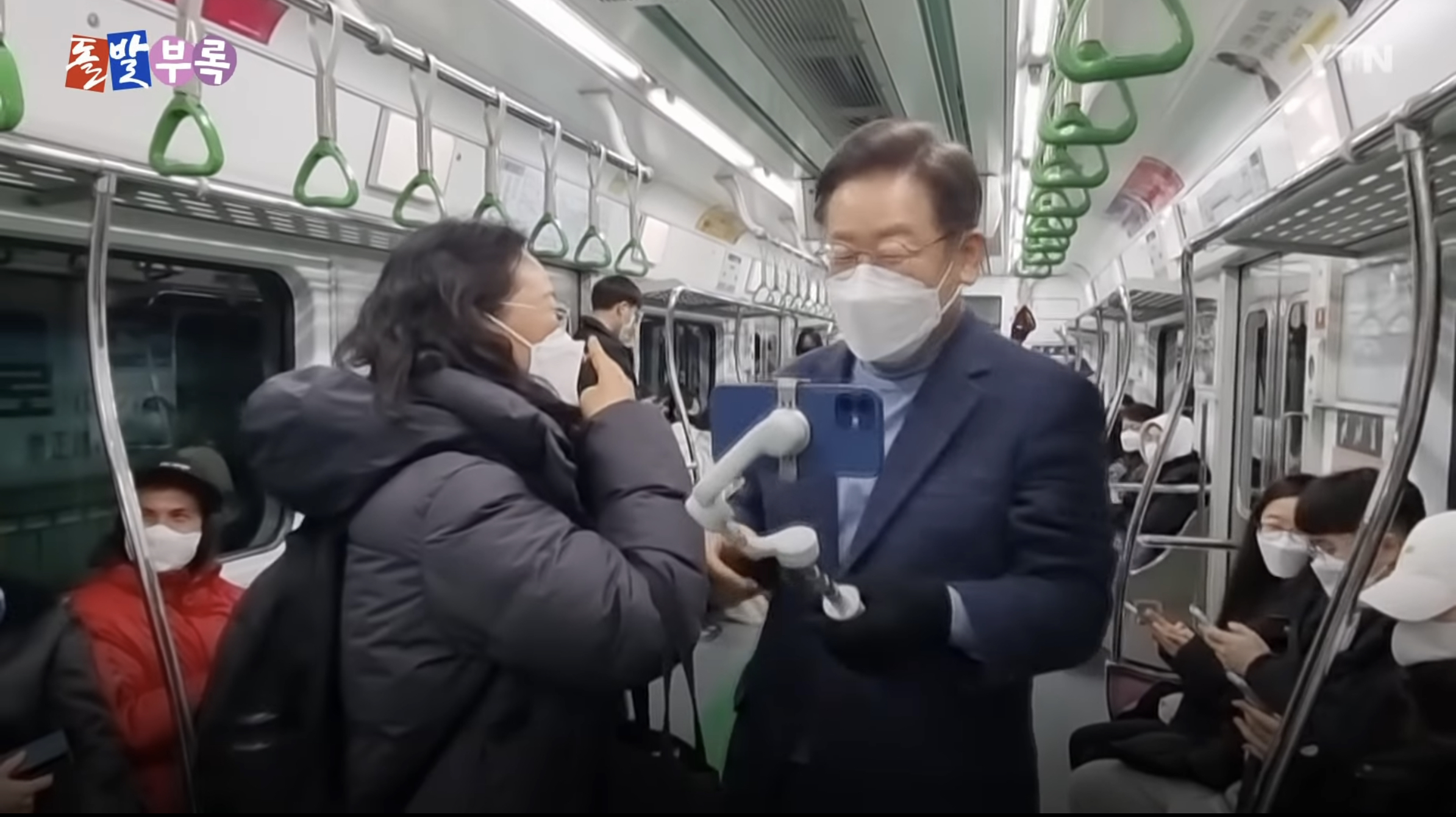 지하철에서 길막하는 윤석열 vs 지하철에서 앙스타 뒷광고 하는 이재명 | 인스티즈