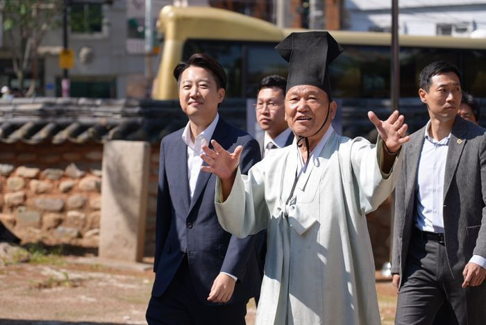  부산 간 이준석 국민의힘, 윤석열에 목줄 잡힌 정당
