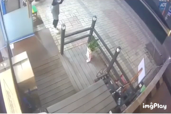 매장 마감중에 벌레가 들어와 사장님을 부름 | 인스티즈