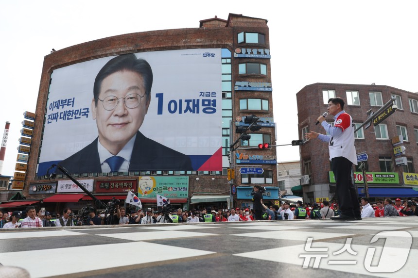 밀양에서 이재명 대형현수막 마주한 김문수 | 인스티즈