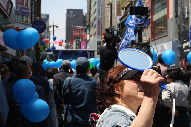 "이재명은 우리가 지킨다"…총에 맞선 풍선·거울부대 | 인스티즈
