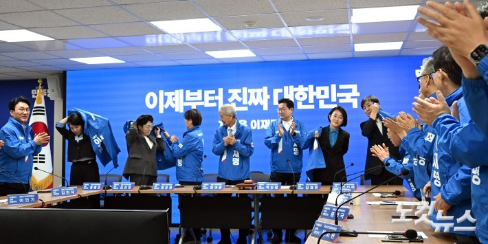 민주당 선거운동복으로 갈아입는 야당 대표들 | 인스티즈