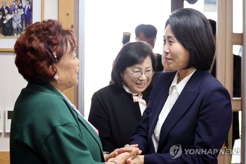 김혜경, 5·18 유족 면담…"시간이 갈수록 어머니 마음 느껴" | 인스티즈