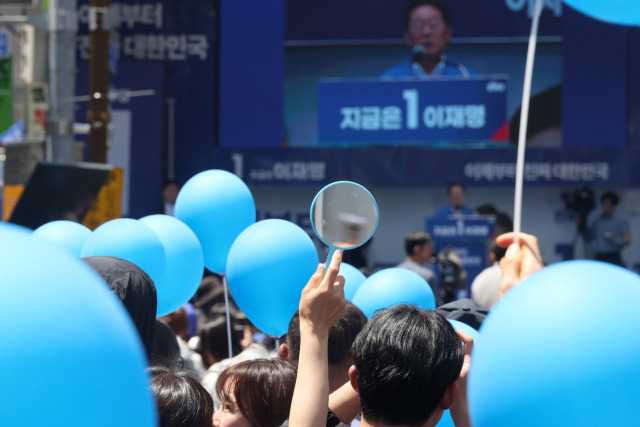 "이재명은 우리가 지킨다"…총에 맞선 풍선·거울부대 | 인스티즈