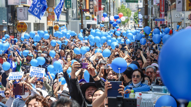 "이재명은 우리가 지킨다"…총에 맞선 풍선·거울부대 | 인스티즈