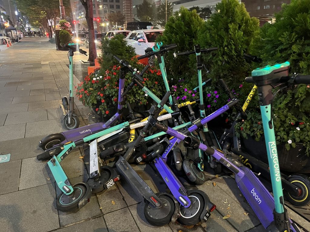  인도에 불법주차된 전동 킥보드 1분만에 신고하는 법