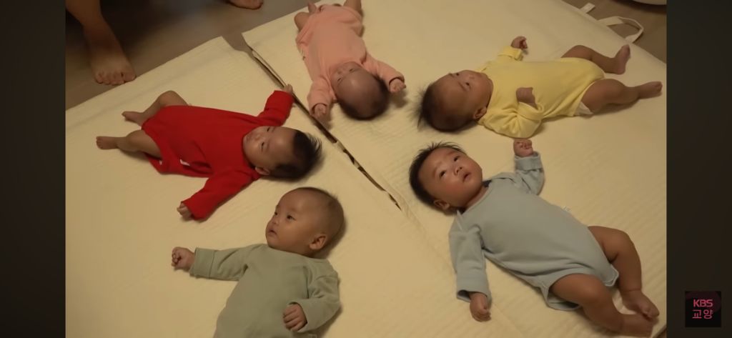 태어나서 처음으로 완전체가 된 다섯 쌍둥이 👶🏻3