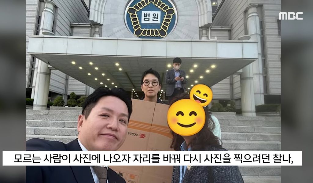 "사진 찍어 드릴까요" 법원 앞 '친절남' 봤더니'지귀연?' | 인스티즈