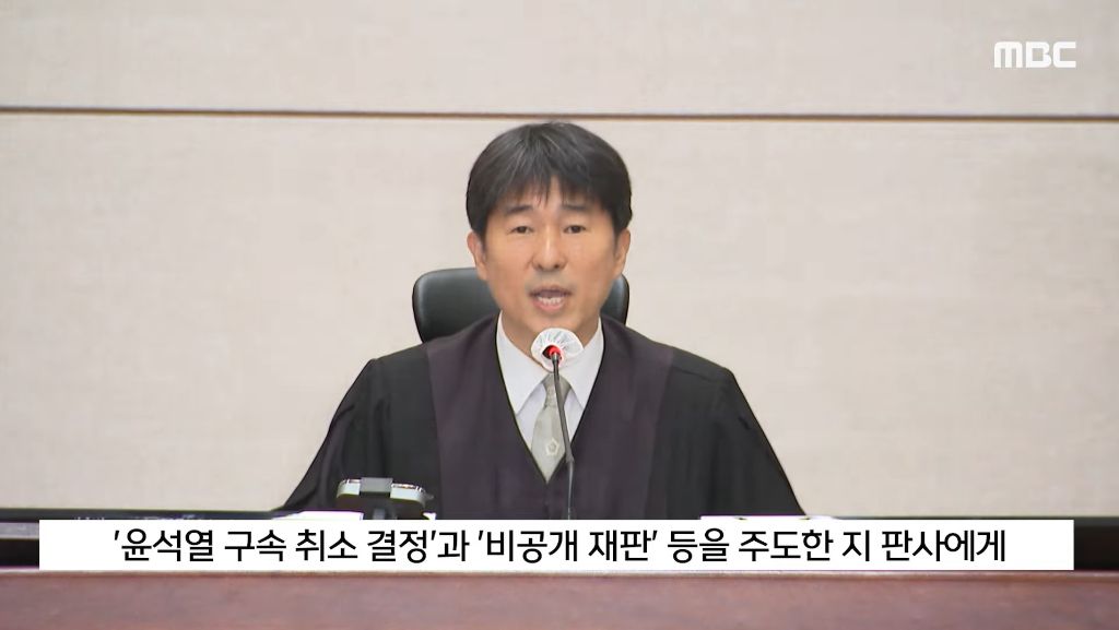 "사진 찍어 드릴까요" 법원 앞 '친절남' 봤더니'지귀연?' | 인스티즈