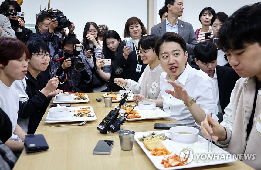 오늘도 학식 투어하는 이준석 후보 | 인스티즈