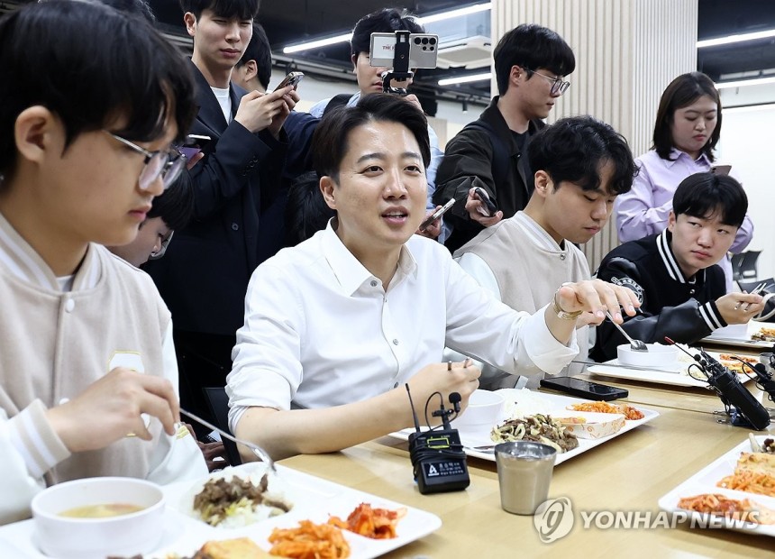 오늘도 학식 투어하는 이준석 후보 | 인스티즈