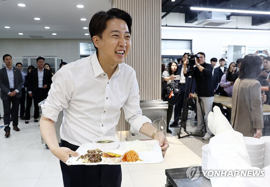 오늘도 학식 투어하는 이준석 후보 | 인스티즈