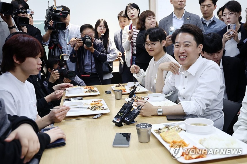 오늘도 학식 투어하는 이준석 후보 | 인스티즈