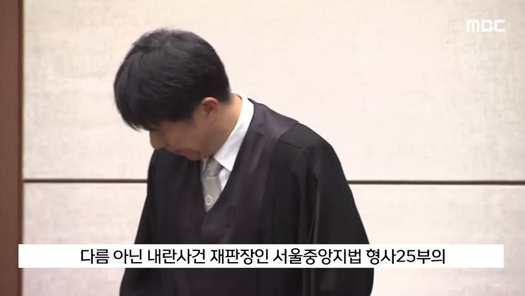 "사진 찍어 드릴까요" 법원 앞 '친절남' 봤더니'지귀연?' | 인스티즈