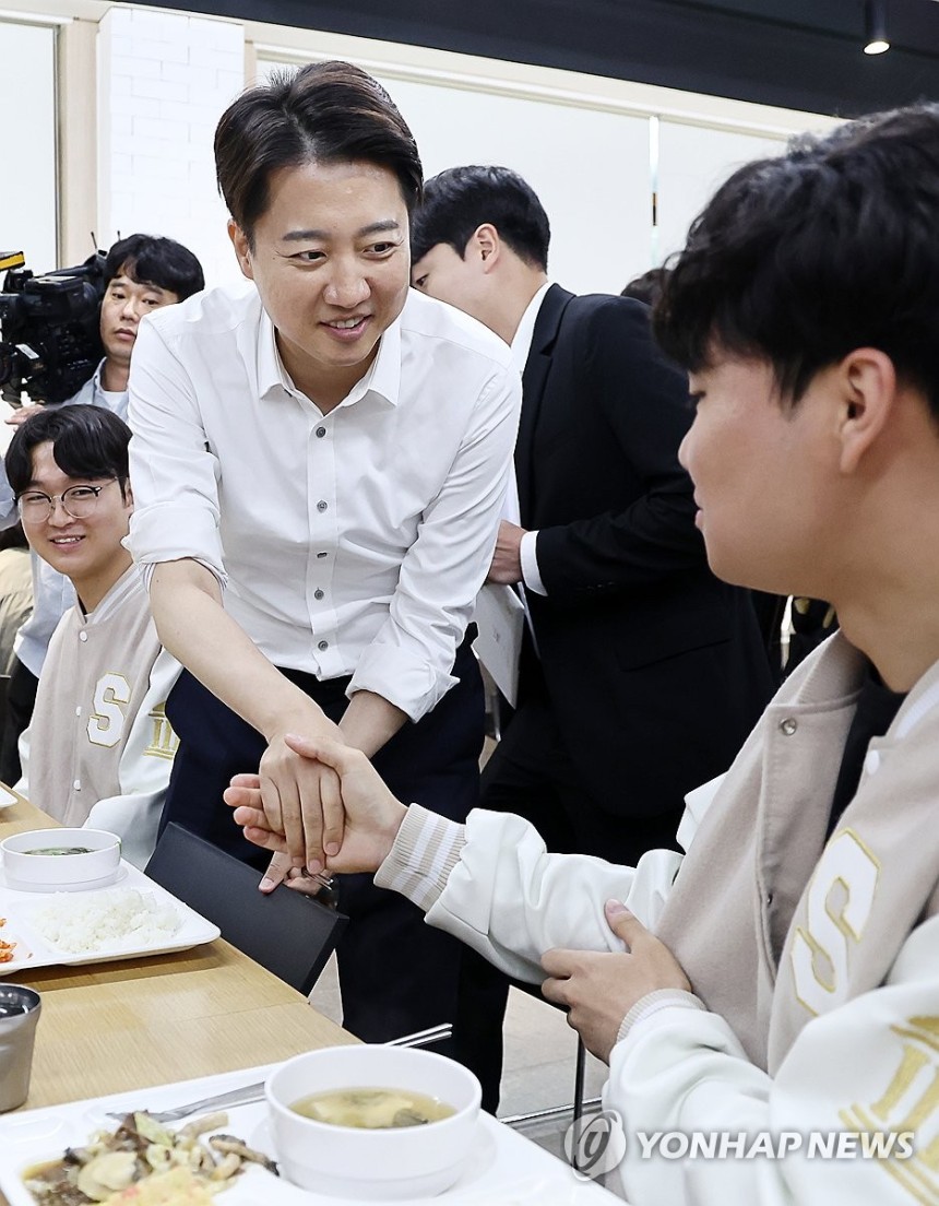 오늘도 학식 투어하는 이준석 후보 | 인스티즈
