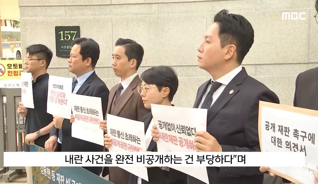 "사진 찍어 드릴까요" 법원 앞 '친절남' 봤더니'지귀연?' | 인스티즈