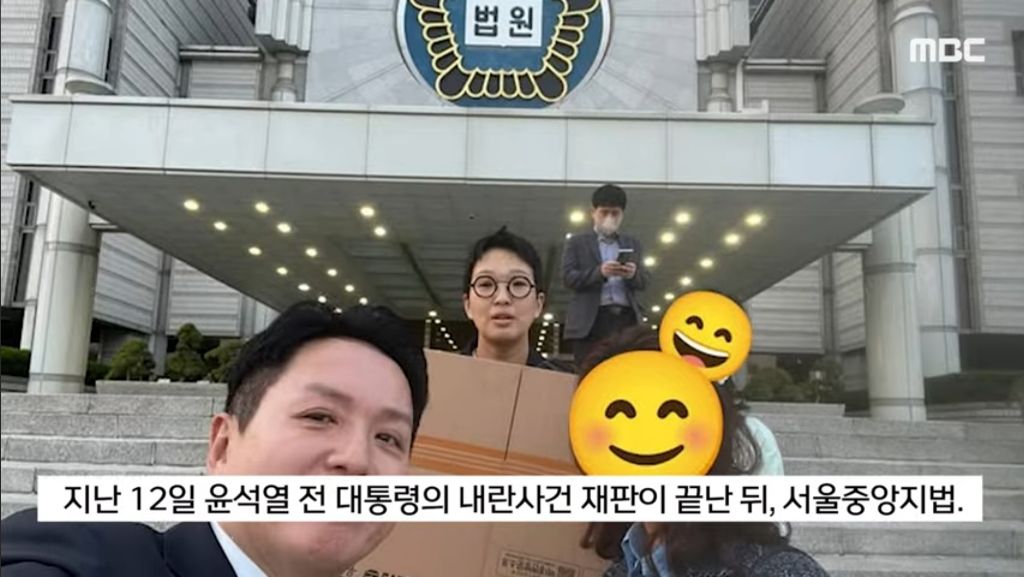 "사진 찍어 드릴까요" 법원 앞 '친절남' 봤더니'지귀연?' | 인스티즈
