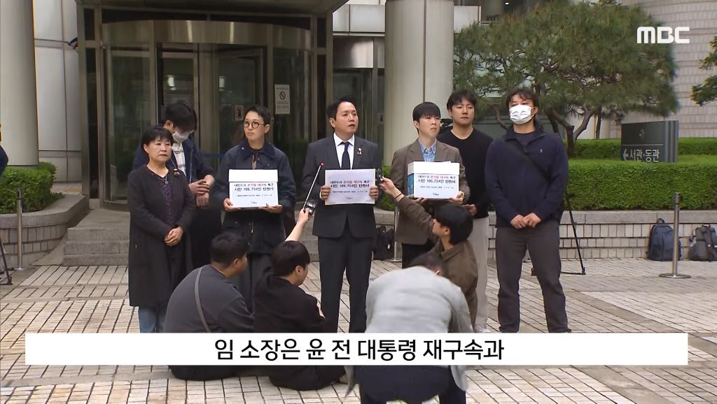 "사진 찍어 드릴까요" 법원 앞 '친절남' 봤더니'지귀연?' | 인스티즈