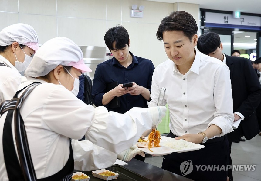  오늘도 학식 투어하는 이준석 후보