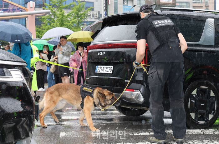 이재명 후보 차량 검색하는 경찰특공대원과 폭발물 탐지견 | 인스티즈