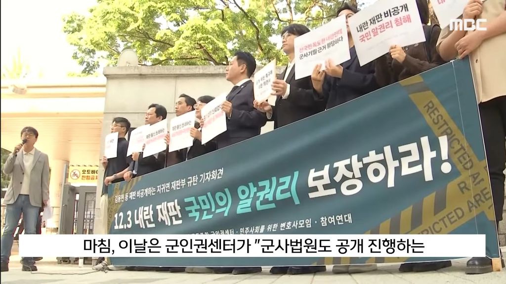 "사진 찍어 드릴까요" 법원 앞 '친절남' 봤더니'지귀연?' | 인스티즈