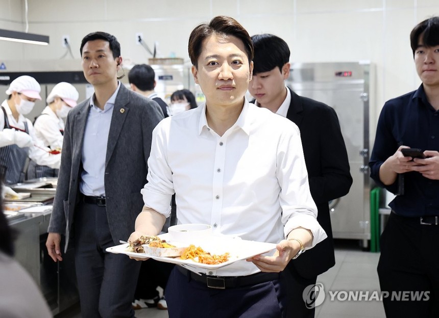 오늘도 학식 투어하는 이준석 후보 | 인스티즈