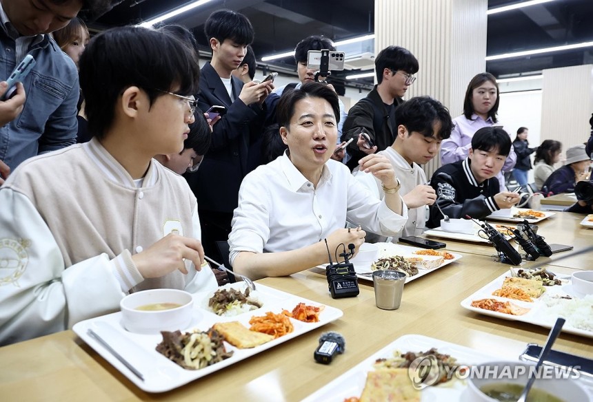 오늘도 학식 투어하는 이준석 후보 | 인스티즈