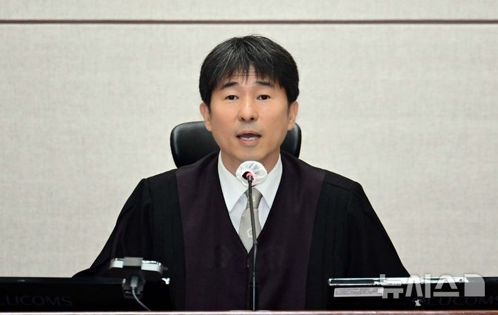 민주 "지귀연 판사, 강남 룸살롱 술접대 의혹…제보자, 尹 구속 취소에 분노" | 인스티즈