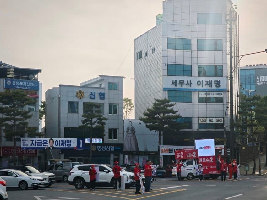 자꾸 김문수 후보 유세 웃기는 위치선정 짤이 뜨는 이유 | 인스티즈