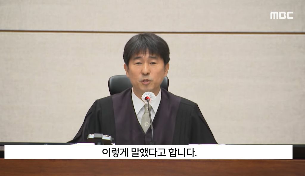 "사진 찍어 드릴까요" 법원 앞 '친절남' 봤더니'지귀연?' | 인스티즈