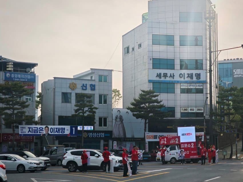 자꾸 김문수 후보 유세 웃기는 위치선정 짤이 뜨는 이유 | 인스티즈
