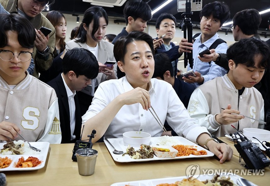 오늘도 학식 투어하는 이준석 후보 | 인스티즈