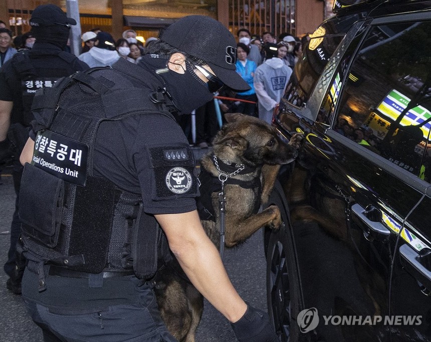 이재명 후보 차량 검색하는 경찰특공대원과 폭발물 탐지견 | 인스티즈