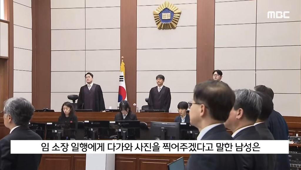 "사진 찍어 드릴까요" 법원 앞 '친절남' 봤더니'지귀연?' | 인스티즈