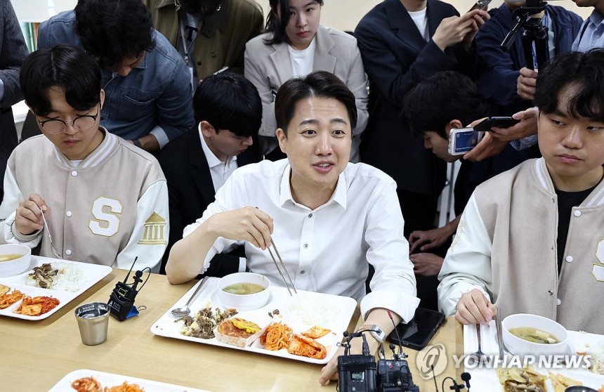 오늘도 학식 투어하는 이준석 후보 | 인스티즈