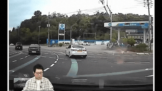  한문철티비) 블박차 과실 40% 나온 레전드 판결.gif2