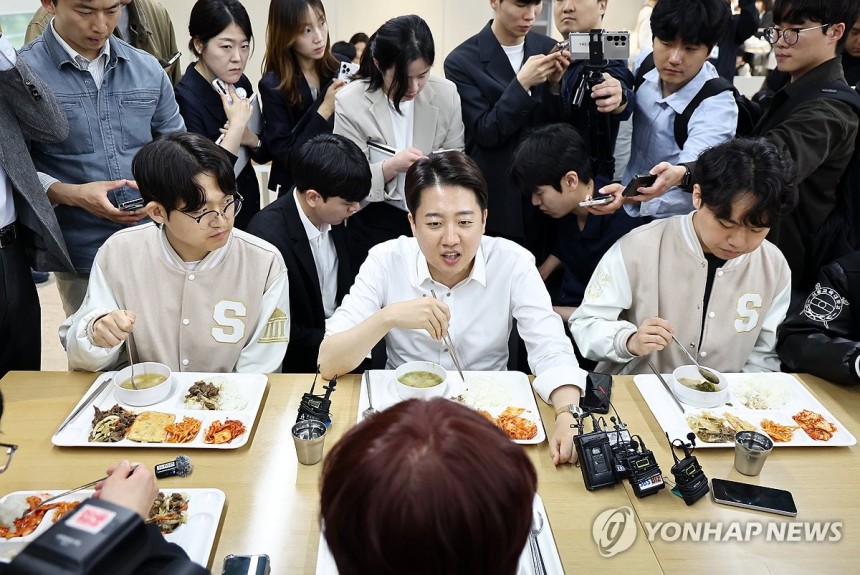 오늘도 학식 투어하는 이준석 후보 | 인스티즈