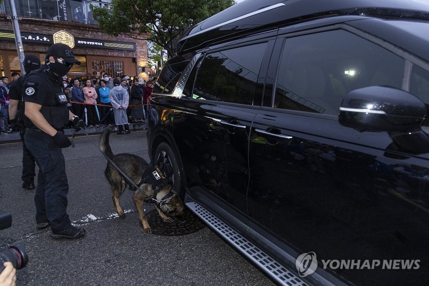  이재명 후보 차량 검색하는 경찰특공대원과 폭발물 탐지견