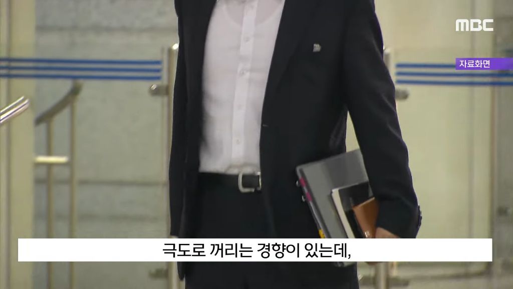 "사진 찍어 드릴까요" 법원 앞 '친절남' 봤더니'지귀연?' | 인스티즈