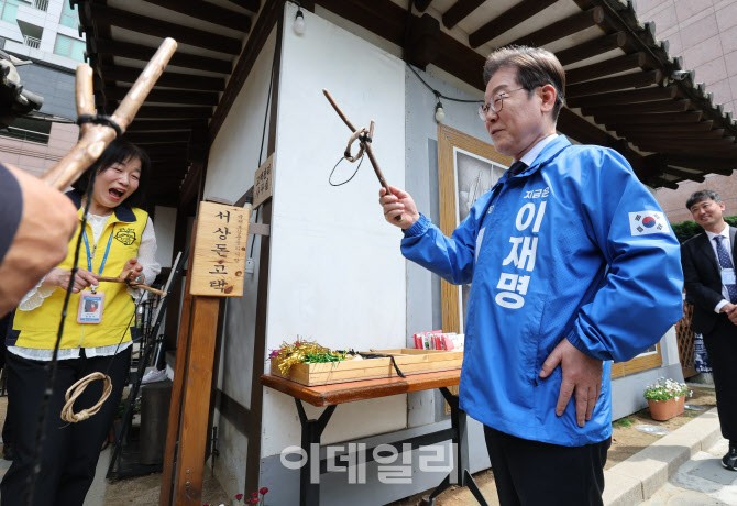 [포토] 이재명, '고리끼우기 놀이 성공' | 인스티즈