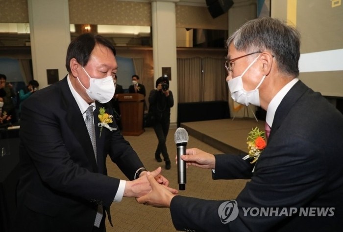 '윤석열 멘토' 신평 "개헌 이후 다음 대선에 尹 당선 가능성 높다” | 인스티즈