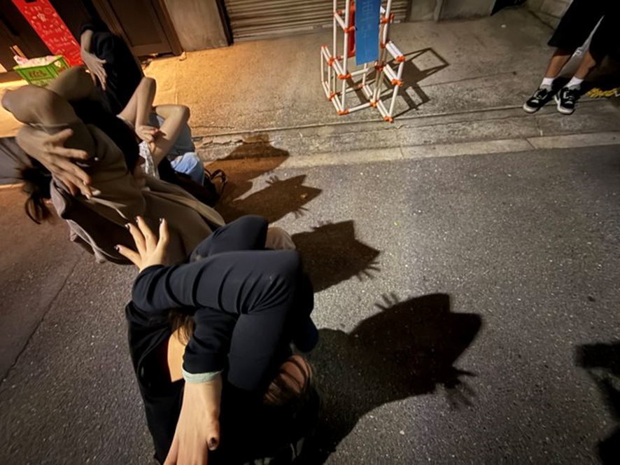 어느 순간 유연성 테스트 챌린지로 변한 그림자 고양이