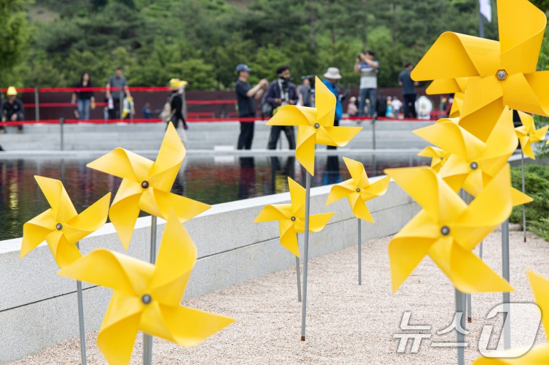 노무현 16주기 추도식…봉하 찾은 시민들 "그립습니다" 추억 | 인스티즈
